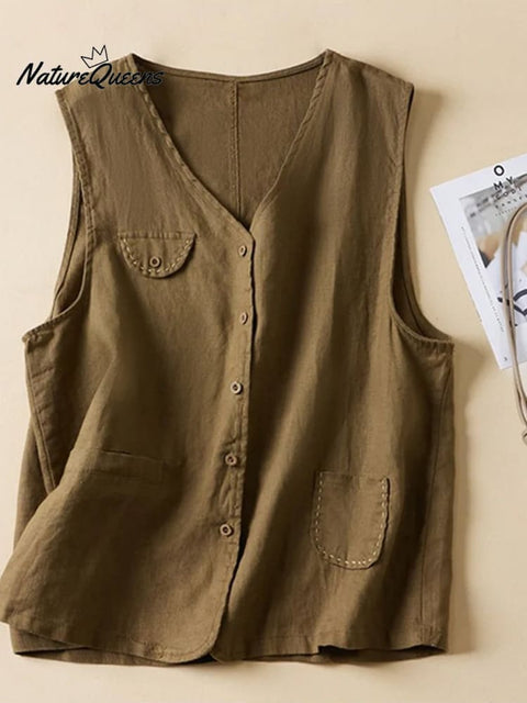 Women's Wear A Versatile Horse Jacket Over The Sleeveless Shoulders