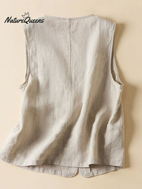 Women's Wear A Versatile Horse Jacket Over The Sleeveless Shoulders