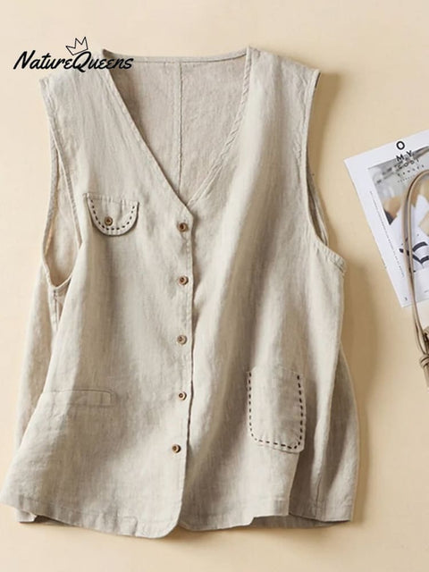 Women's Wear A Versatile Horse Jacket Over The Sleeveless Shoulders