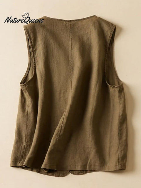 Women's Wear A Versatile Horse Jacket Over The Sleeveless Shoulders